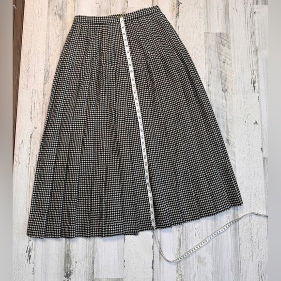 Orvis Vintage Wool Wrap Skirt Fringe Pleated Wool Size 6 Black White - Picture 9 of 11